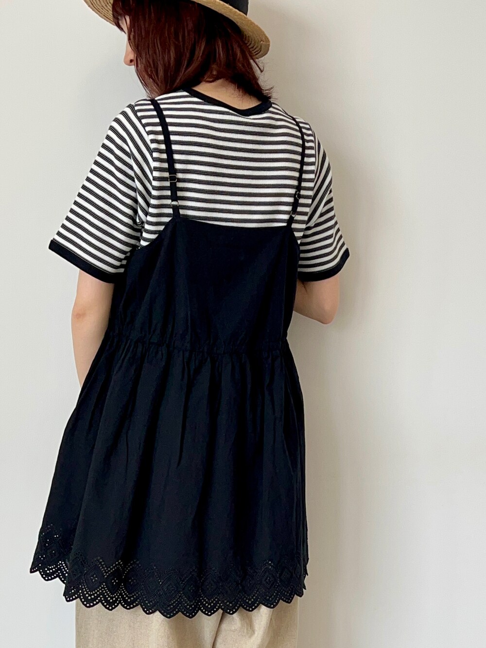 ブラック系のシャツ/ブラウス、ホワイト系のTシャツ/カットソー、ベージュ系のその他パンツを着用したレディースの春コーディネートの4枚目の写真