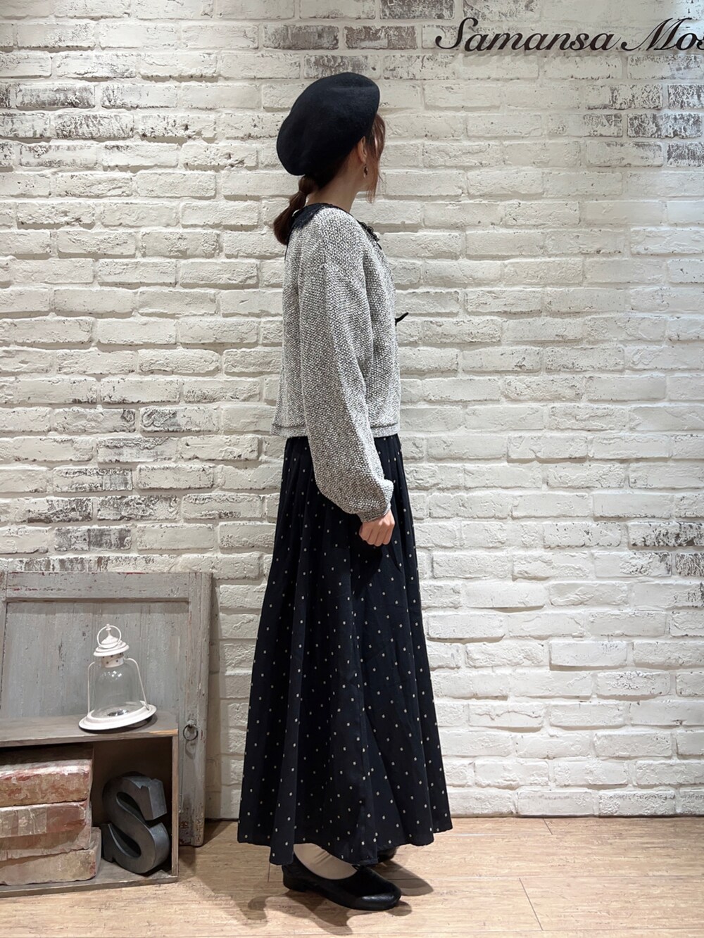 ブラック系のシャツ/ブラウス、ブラック系のノーカラージャケット、ブラック系のスカートを着用したレディースの冬コーディネートの4枚目の写真