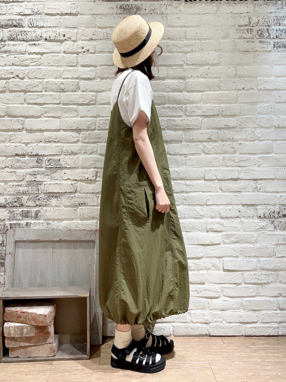 ホワイト系のTシャツ/カットソー、グリーン系のワンピース、ホワイト系のハンドバッグを着用したレディースの夏コーディネートの3枚目の写真