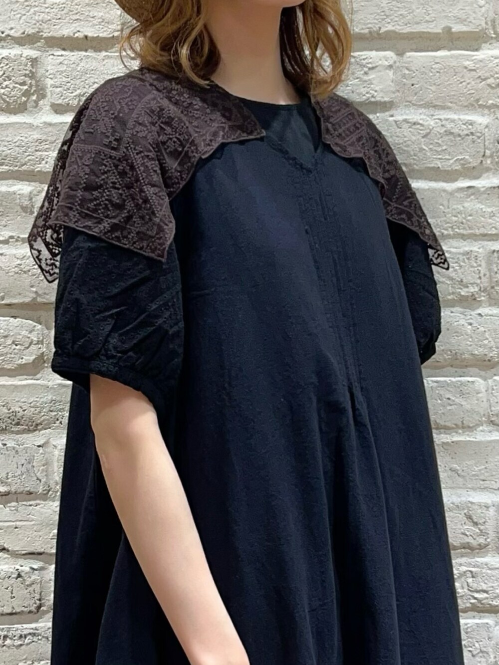 ブラック系のTシャツ/カットソー、ブラック系のワンピース、ブラック系のハンドバッグを着用したレディースの夏コーディネートの2枚目の写真