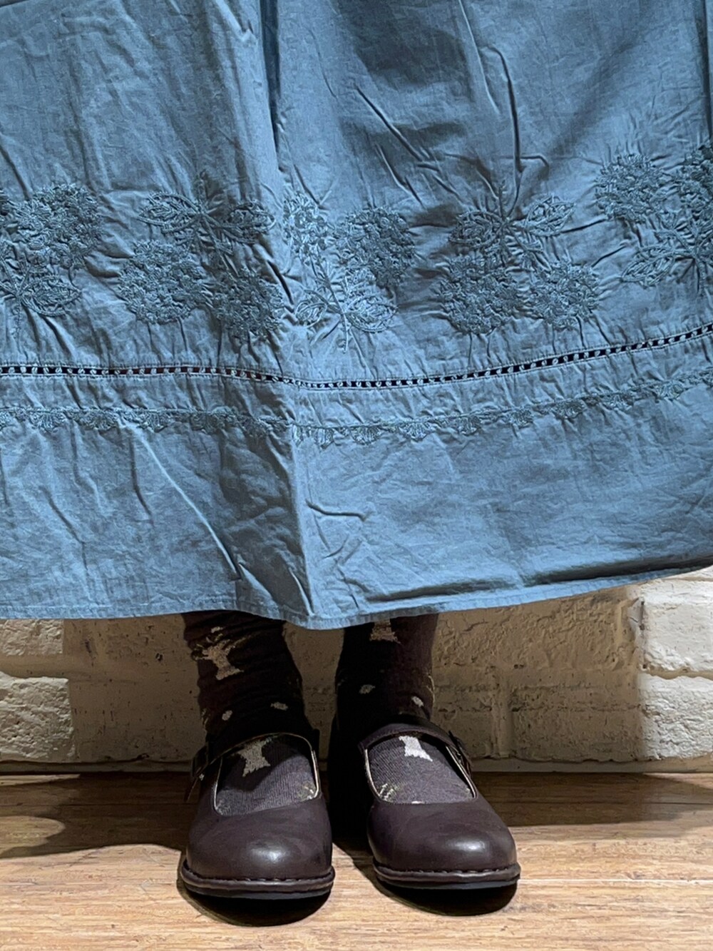 ホワイト系のTシャツ/カットソー、グリーン系のシャツ/ブラウス、グリーン系のスカートを着用したレディースの秋コーディネートの5枚目の写真