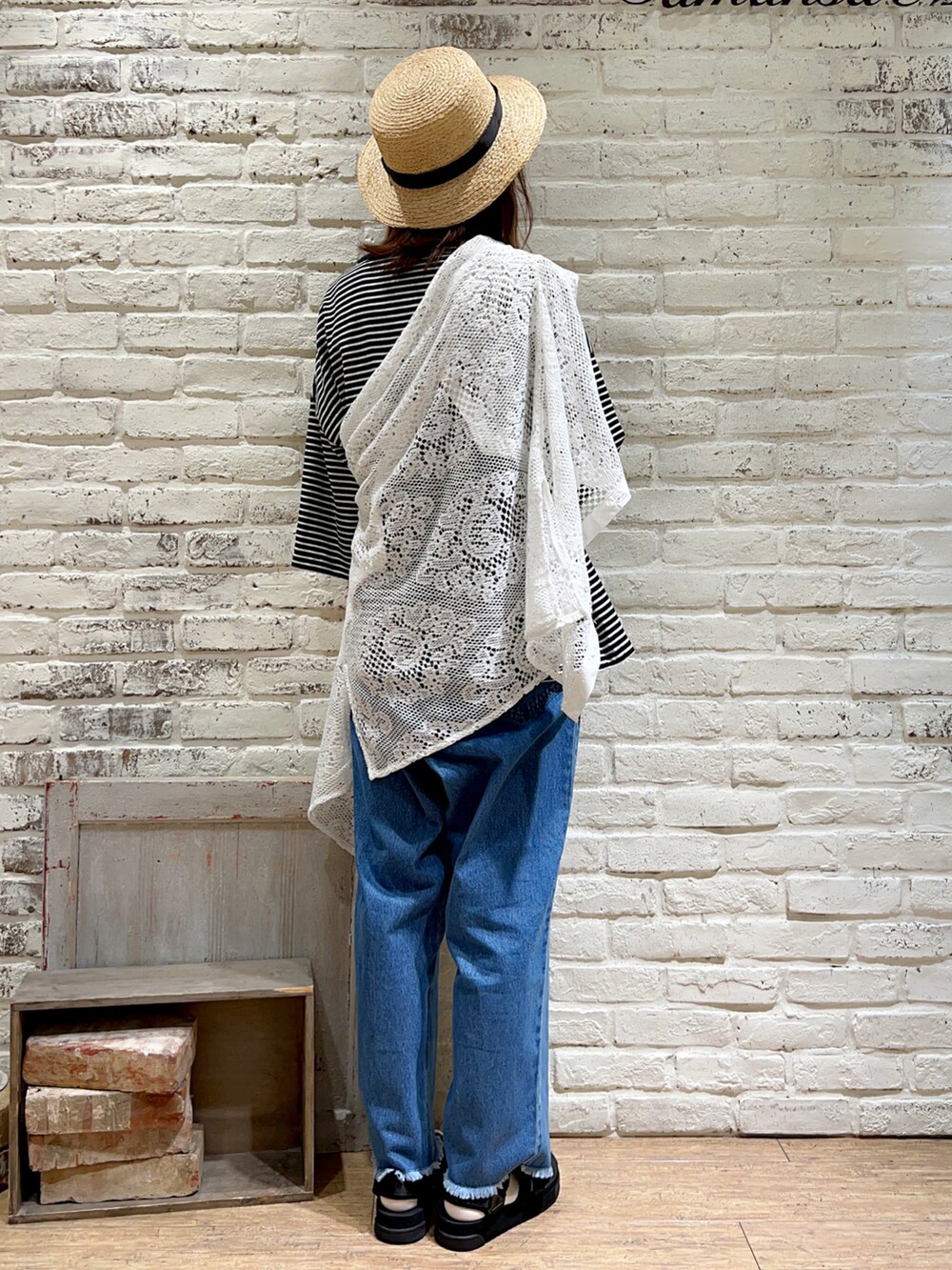 グレー系のTシャツ/カットソー、ホワイト系のシャツ/ブラウス、ブラウン系のハンドバッグを着用したレディースの秋コーディネートの4枚目の写真