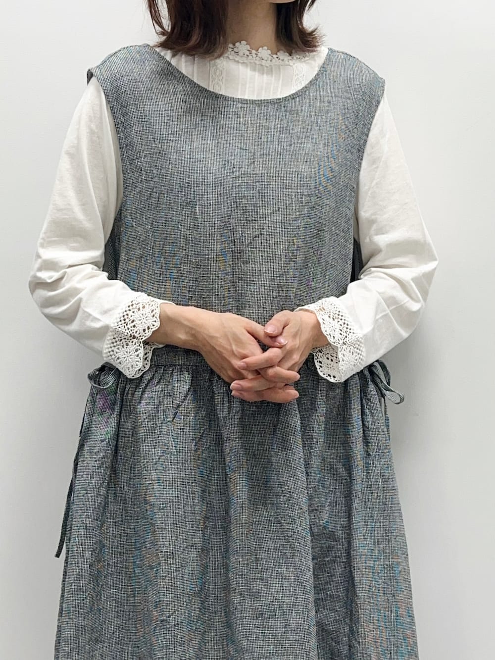 ホワイト系のTシャツ/カットソー、ブラック系のワンピース、ホワイト系のその他パンツを着用したレディースの春コーディネートの3枚目の写真