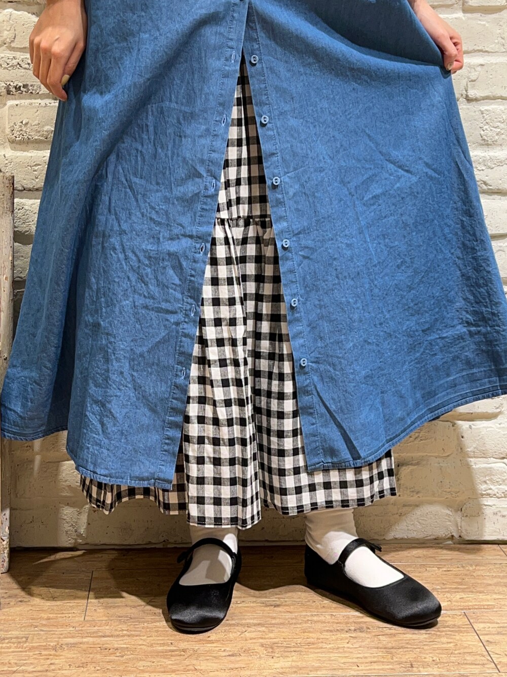 ベージュ系のワンピース、ブルー系のワンピース、ホワイト系のTシャツ/カットソーを着用したレディースの春コーディネートの5枚目の写真