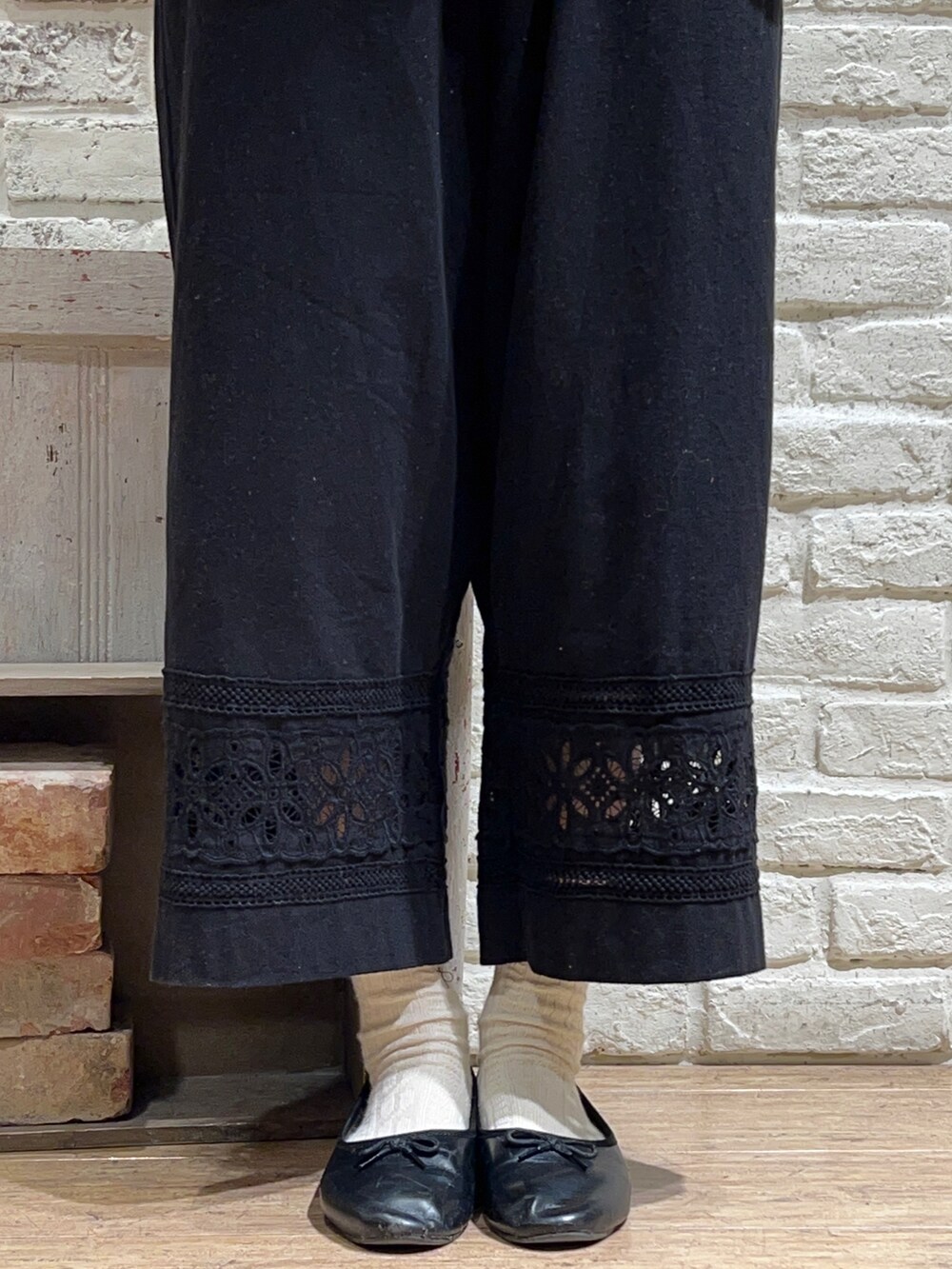 ブラック系のベスト、ホワイト系のシャツ/ブラウス、ブラック系のその他パンツを着用したレディースの冬コーディネートの5枚目の写真