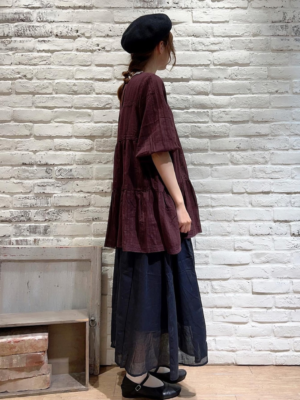 ホワイト系のTシャツ/カットソー、ブラウン系のシャツ/ブラウス、ブラック系のスカートを着用したレディースの夏コーディネートの3枚目の写真