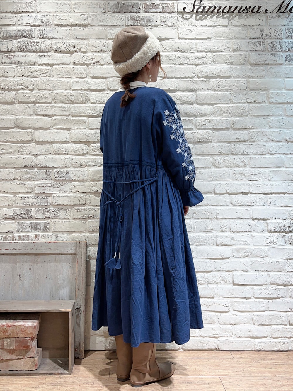 ホワイト系のシャツ/ブラウス、ブルー系のワンピース、ベージュ系のブーツを着用したレディースの冬コーディネートの4枚目の写真