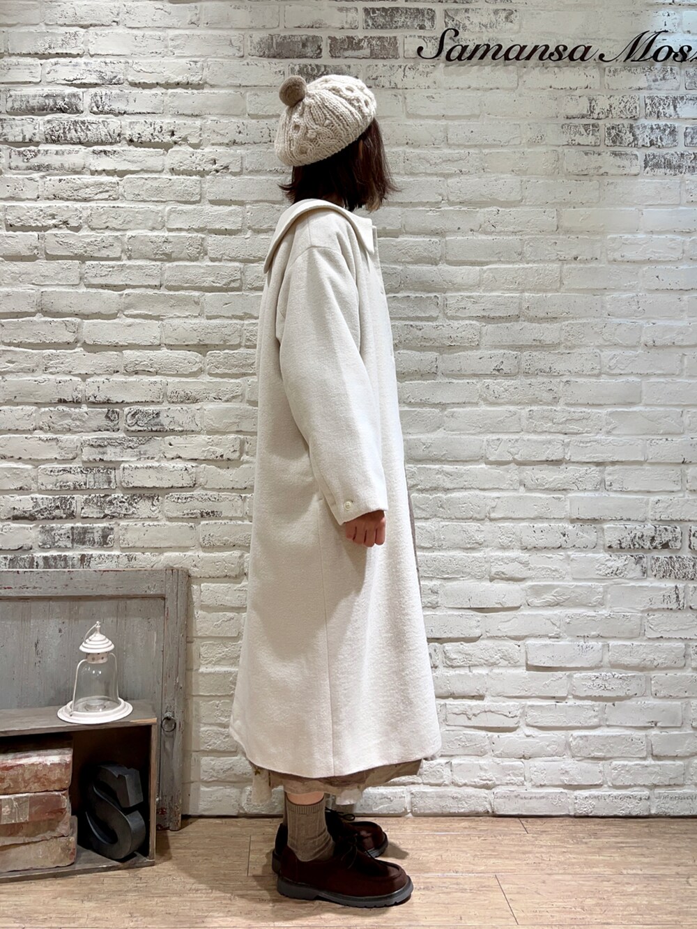 ホワイト系のTシャツ/カットソー、ホワイト系のその他アウター、ブラウン系のワンピースを着用したレディースの冬コーディネートの3枚目の写真