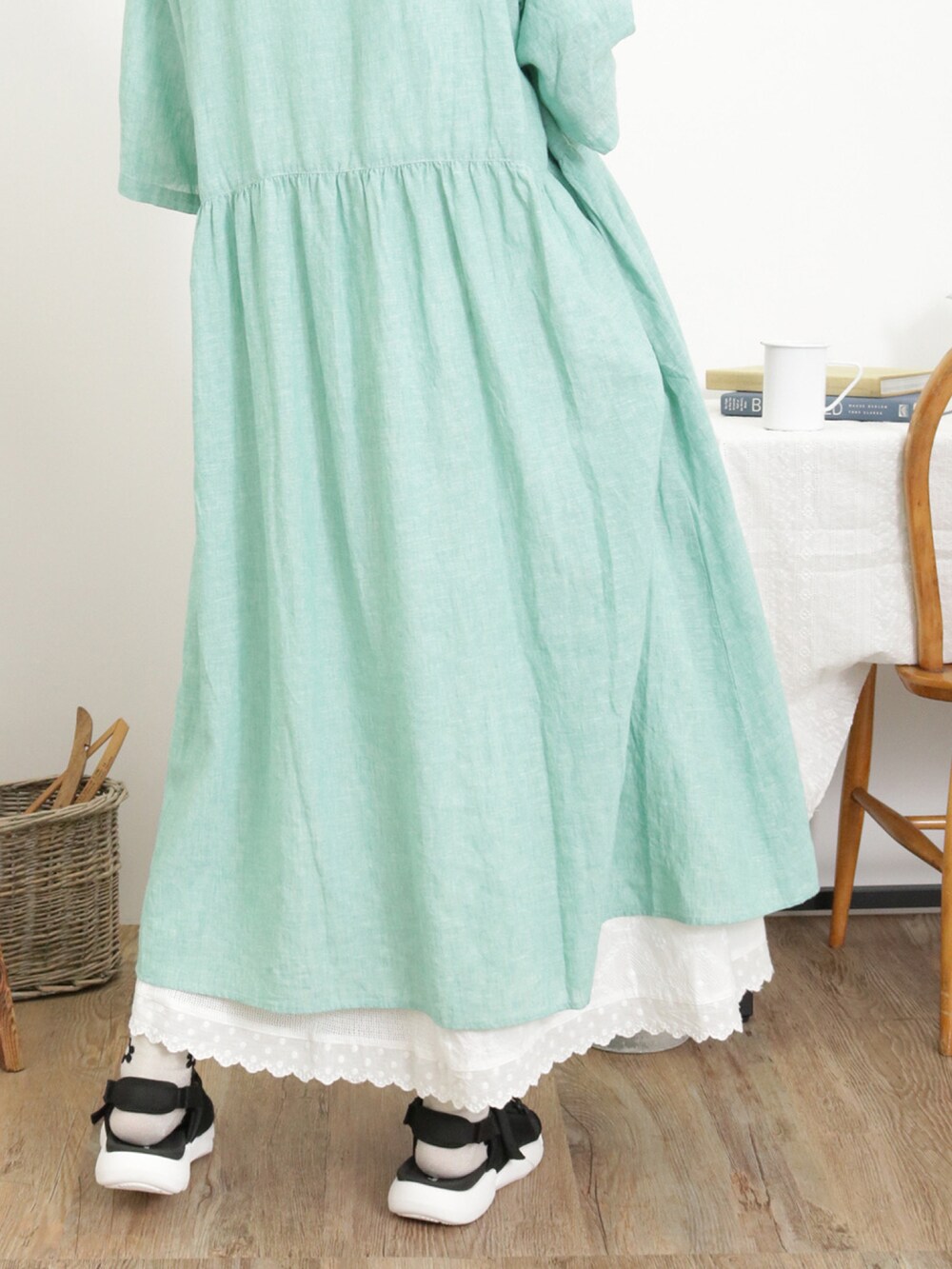 「サマンサ モスモス(Samansa Mos2)、Samansa Mos2、SM2、夏コーデ、ゆるコーデ、ガーリー、ナチュラル、ベスト、刺繍、ショート丈トップス、シャツワンピ、ワンピース、シャツワンピース、グリーン、ミント」｜「Samansa Mos2の【UVカット/消臭効果】なみなみカンカン帽（ハット、ブラック系）」を使った、いっしき🐻さん（レディース・164cm）の春コーディネートの4枚目の写真