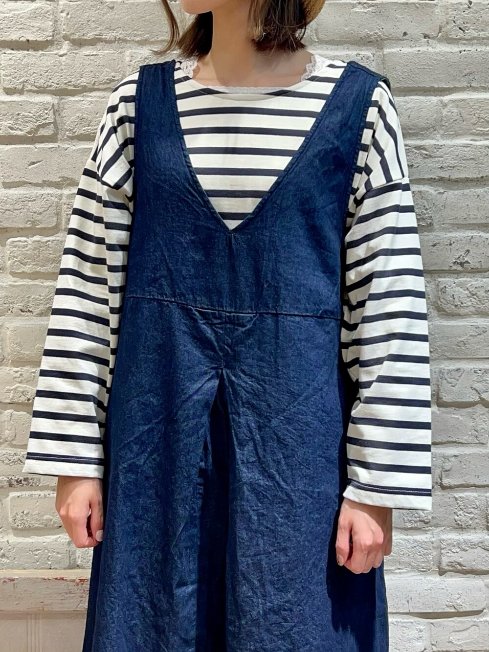 ホワイト系のTシャツ/カットソー、ホワイト系のTシャツ/カットソー、グリーン系のブルゾンを着用したレディースの春コーディネートの3枚目の写真