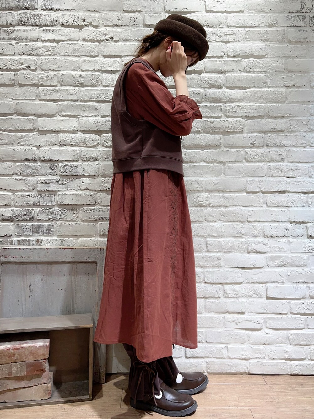 ブラウン系のTシャツ/カットソー、ブラウン系のワンピース、ベージュ系のトートバッグを着用したレディースの秋コーディネートの3枚目の写真