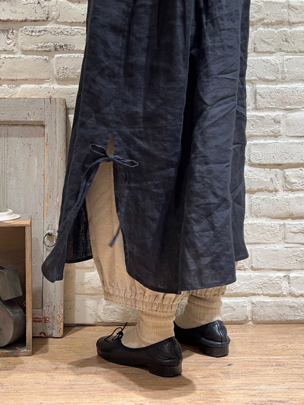 ブラック系のTシャツ/カットソー、グレー系のシャツ/ブラウス、ブラック系のワンピースを着用したレディースの冬コーディネートの5枚目の写真