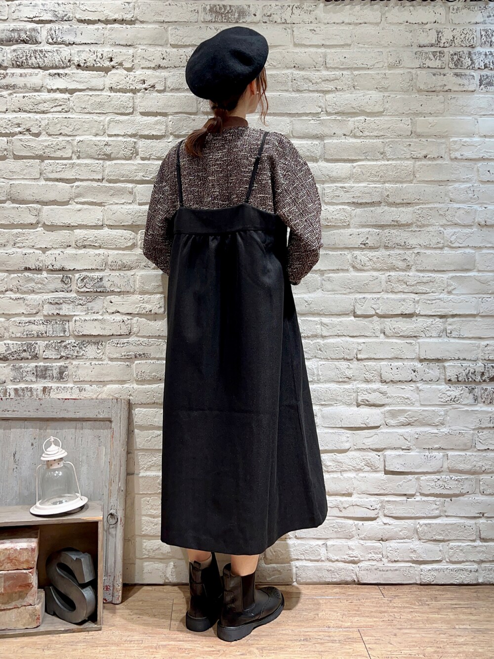 ブラウン系のTシャツ/カットソー、ブラック系のワンピース、ブラック系のブーツを着用したレディースの秋コーディネートの4枚目の写真