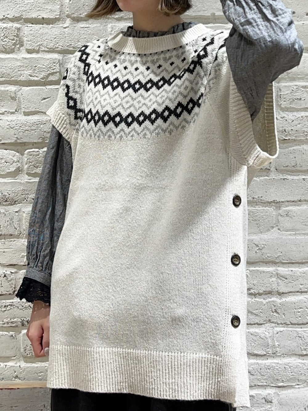 ホワイト系のベスト、ブラック系のシャツ/ブラウス、ブラウン系のその他パンツを着用したレディースの冬コーディネートの2枚目の写真