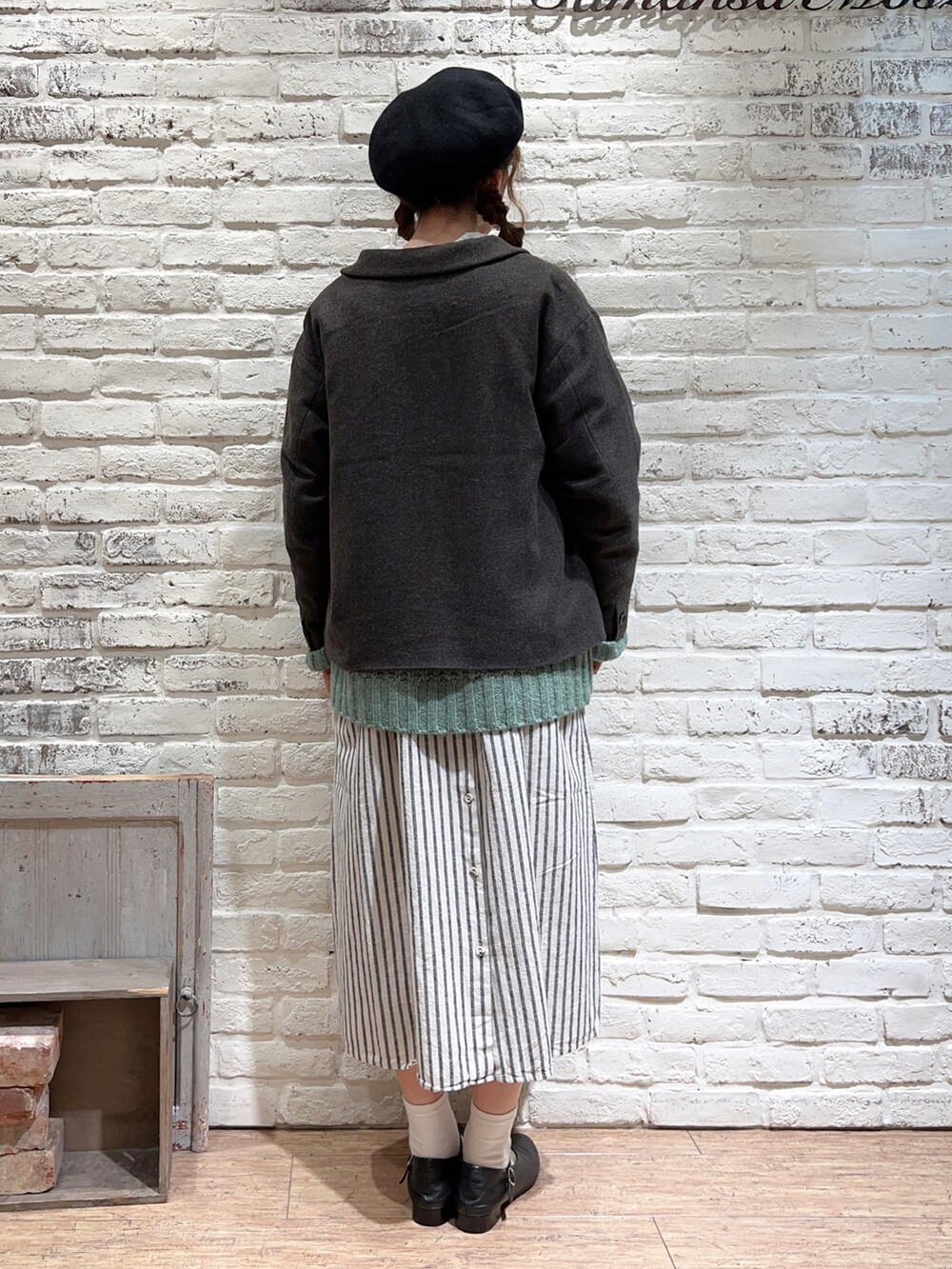 「ニット、ジャケット、ワンピース、グリーン、ベレー帽、秋のコーデ、ストライプ、冬コーデ、レイヤードスタイル、SM2、プリーツ、ゆるコーデ、サマンサ モスモス(Samansa Mos2)、秋コーデ、オトナ女子」|「Samansa Mos2のウールバスクベレー(ハンチング/ベレー帽、ブラック系)」を使った、いっしき🐻さん(レディース・163cm)の秋コーディネートの2枚目の写真