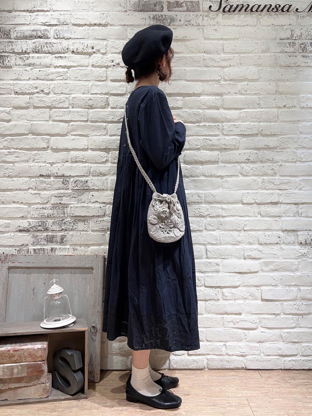 ブラック系のワンピース、その他のその他を着用したレディースの冬コーディネートの3枚目の写真