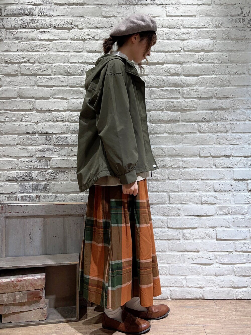 ホワイト系のシャツ/ブラウス、グリーン系のマウンテンパーカー、ホワイト系のTシャツ/カットソーを着用したレディースの秋コーディネートの4枚目の写真