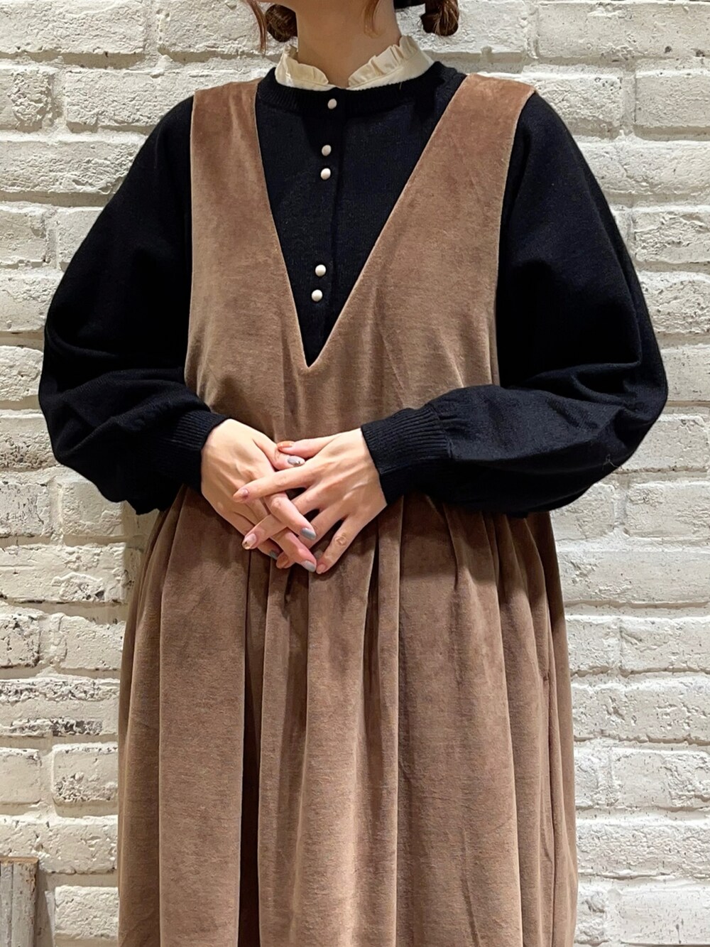 ホワイト系のシャツ/ブラウス、ブラック系のカーディガン/ボレロ、ベージュ系のワンピースを着用したレディースの秋コーディネートの2枚目の写真