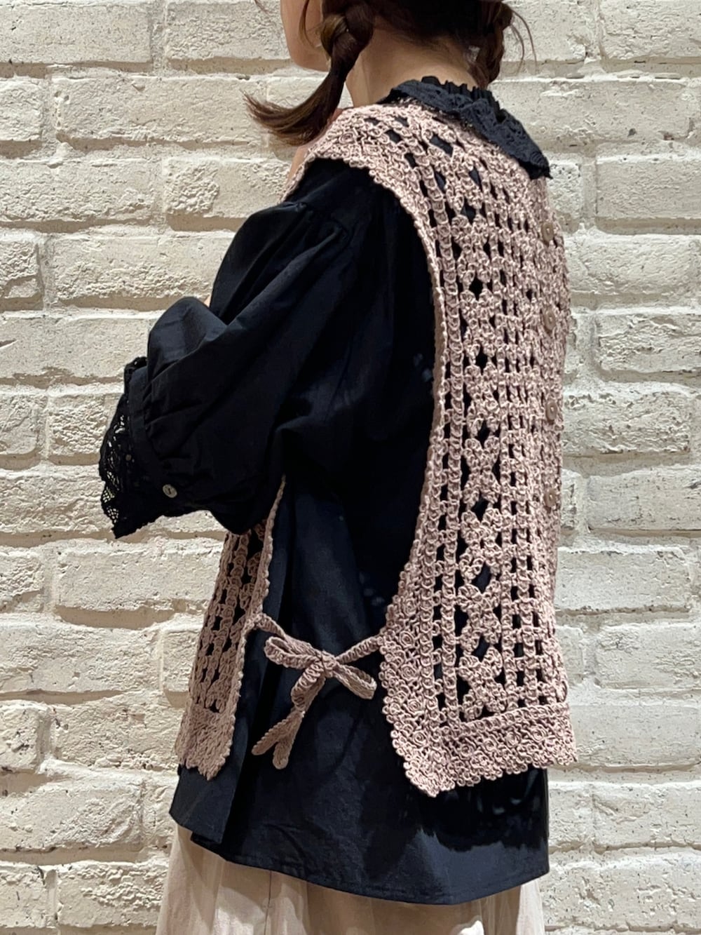 ブラウン系のベスト、ブラック系のシャツ/ブラウス、ホワイト系のその他パンツを着用したレディースの秋コーディネートの3枚目の写真