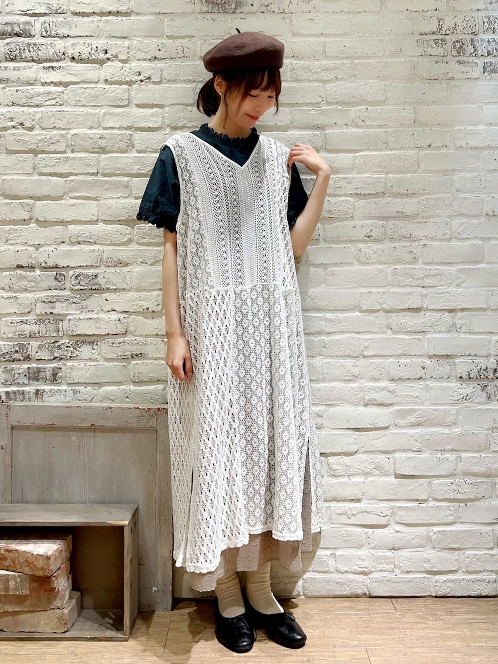 グリーン系のシャツ/ブラウス、ホワイト系のワンピース、ベージュ系のスカートを着用したレディースの秋コーディネートの4枚目の写真