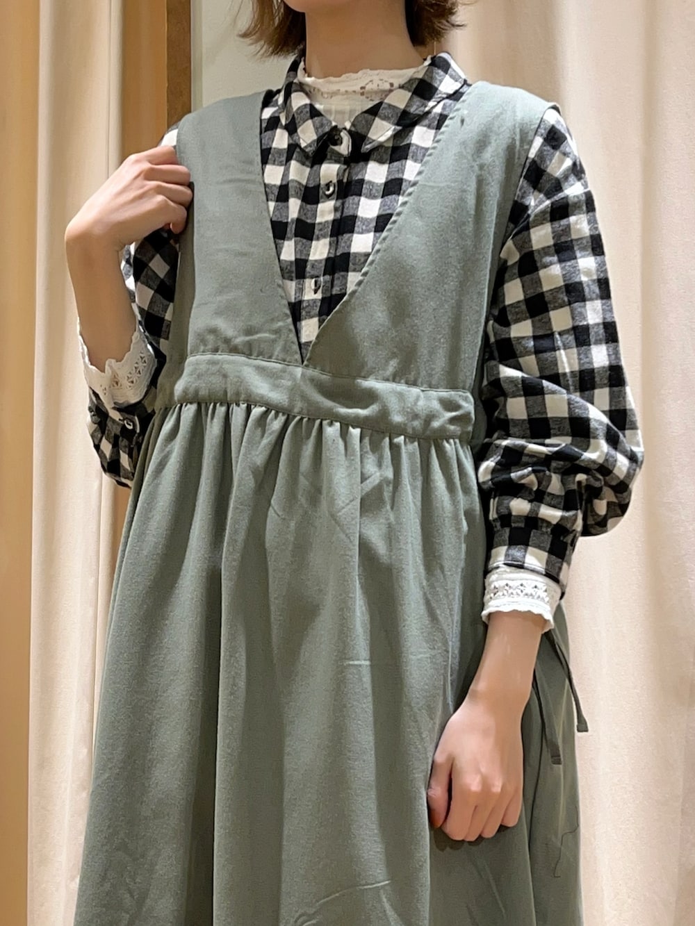 ホワイト系のTシャツ/カットソー、ホワイト系のその他アウター、ブラック系のシャツワンピースを着用したレディースの冬コーディネートの3枚目の写真