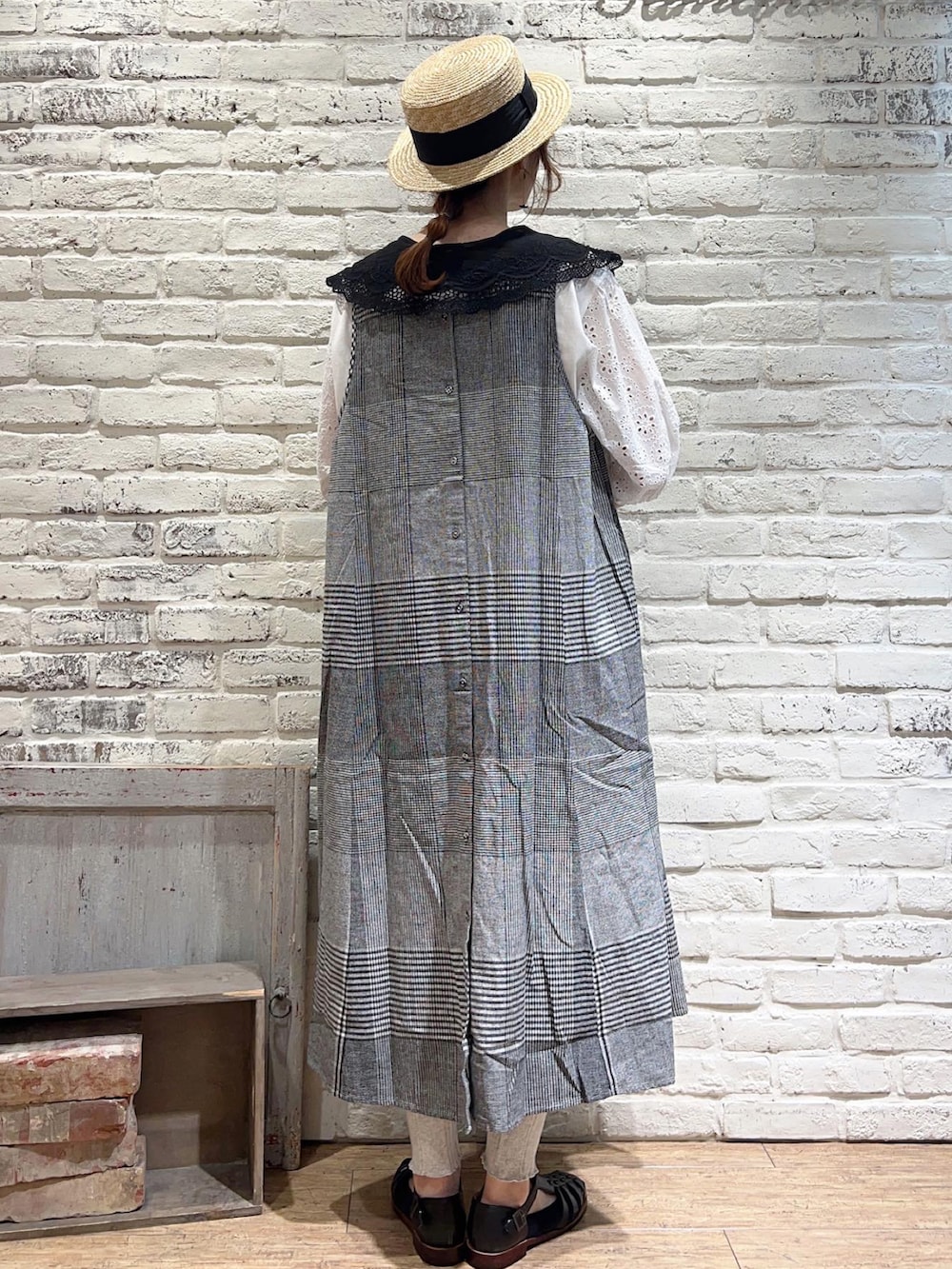 ホワイト系のTシャツ/カットソー、ホワイト系のニット/セーター、ブラック系のワンピースを着用したレディースの夏コーディネートの5枚目の写真