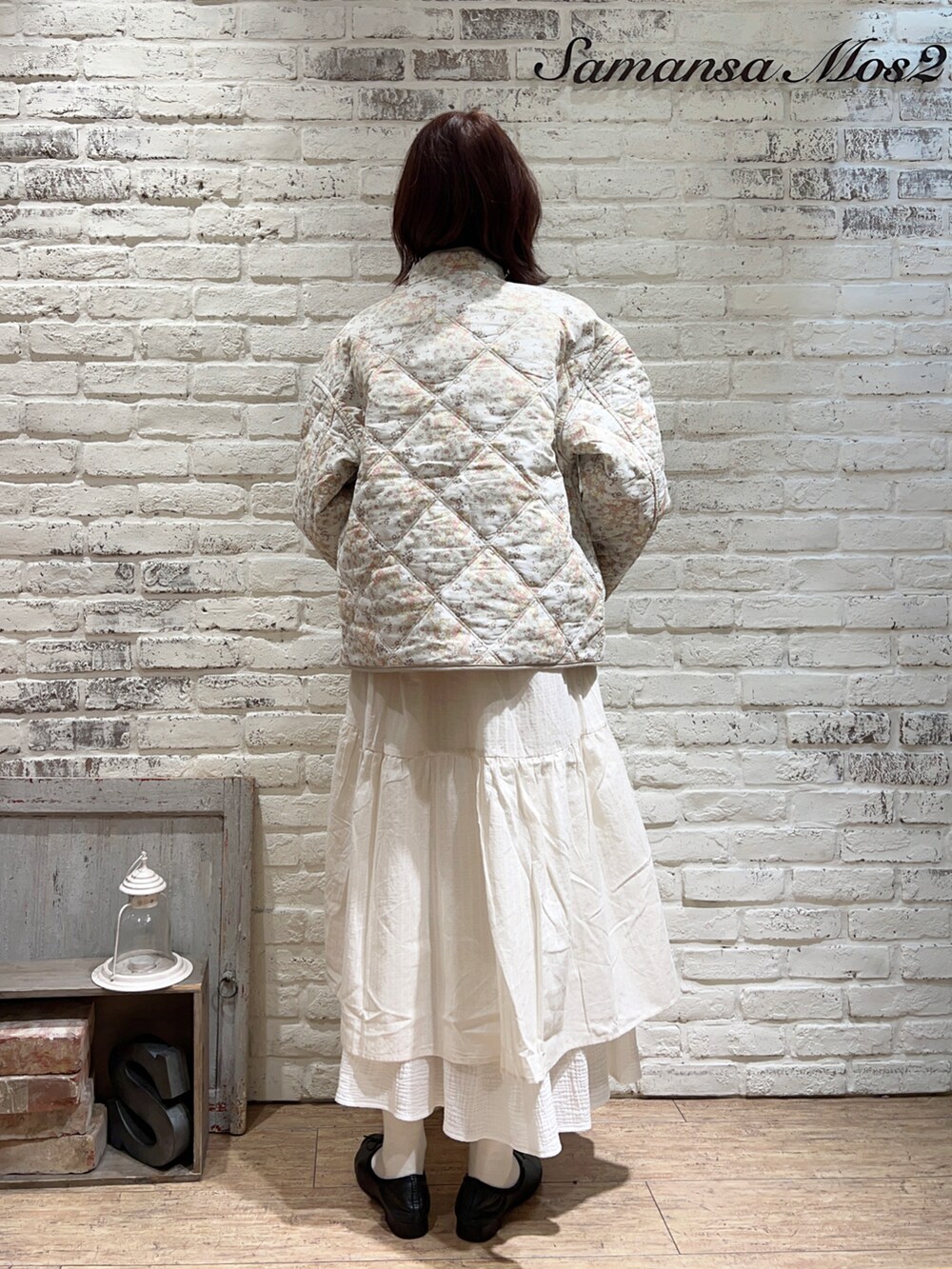 ホワイト系のニット/セーター、ベージュ系のノーカラージャケット、ホワイト系のワンピースを着用したレディースの冬コーディネートの5枚目の写真