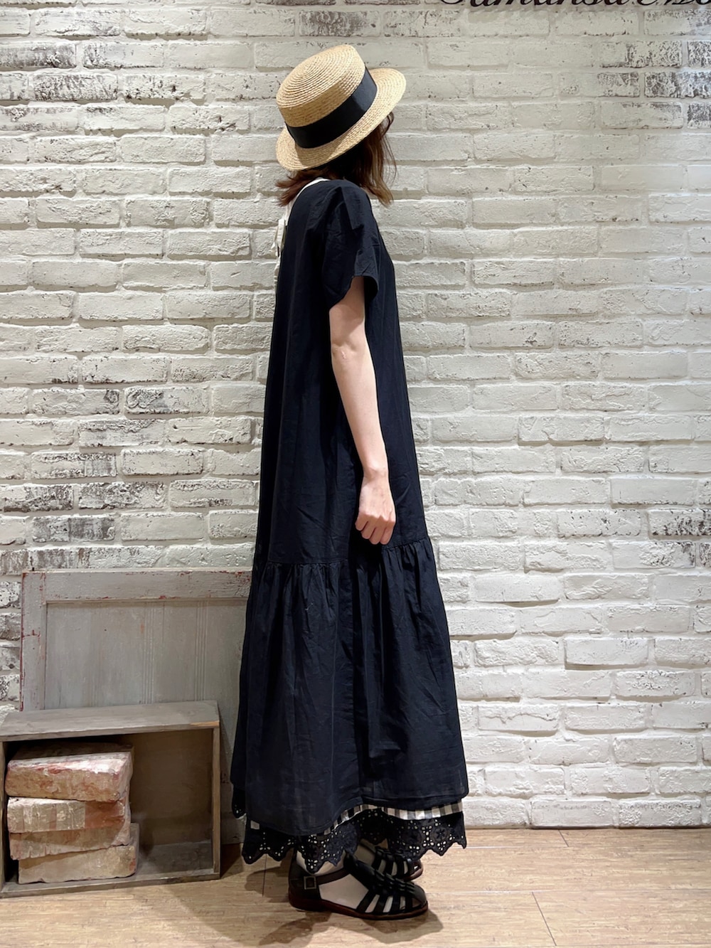 ホワイト系のタンクトップ、ブラック系のワンピース、ブラック系のスカートを着用したレディースの夏コーディネートの3枚目の写真