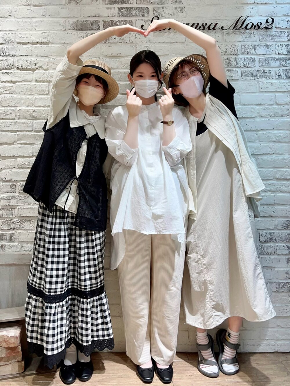 「サマンサ モスモス(Samansa Mos2)、Samansa Mos2、SM2、夏コーデ、ゆるコーデ、シンプルコーデ、カジュアルコーデ、ワントーンコーデ、モノトーン、ティアードスカート、チェックスカート、ベスト、チュニック、ワンピース、バレエシューズ」|「Samansa Mos2の柄アソートラグランスリーブチュニック(チュニック、ホワイト系)」を使った、いっしき🐻さん(レディース・163cm)の夏コーディネートの2枚目の写真