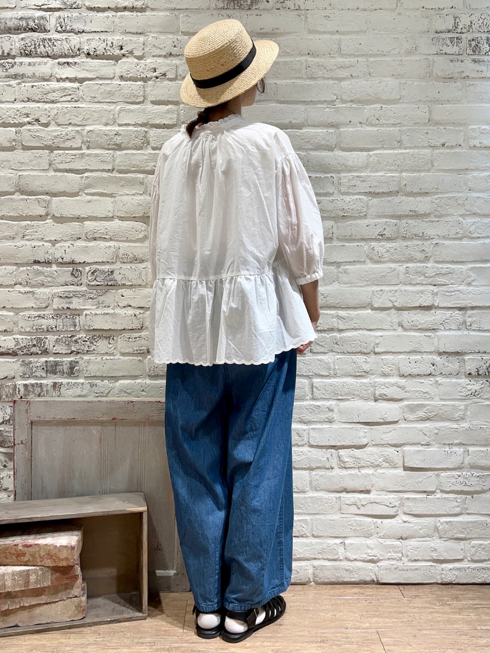 ホワイト系のタンクトップ、ホワイト系のシャツ/ブラウス、ブラック系のハンドバッグを着用したレディースの夏コーディネートの4枚目の写真