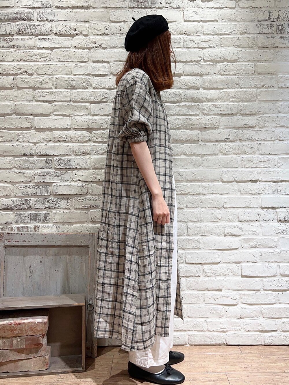 ブラック系のTシャツ/カットソー、ホワイト系のワンピース、ホワイト系のサロペット/オーバーオールを着用したレディースの夏コーディネートの3枚目の写真