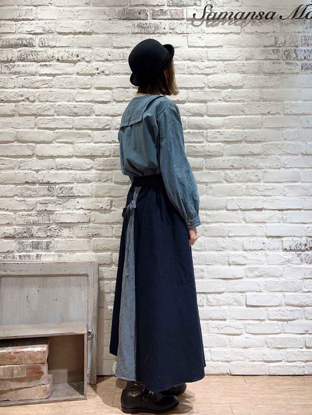 ホワイト系のTシャツ/カットソー、グリーン系のシャツ/ブラウス、ブルー系のスカートを着用したレディースの秋コーディネートの3枚目の写真