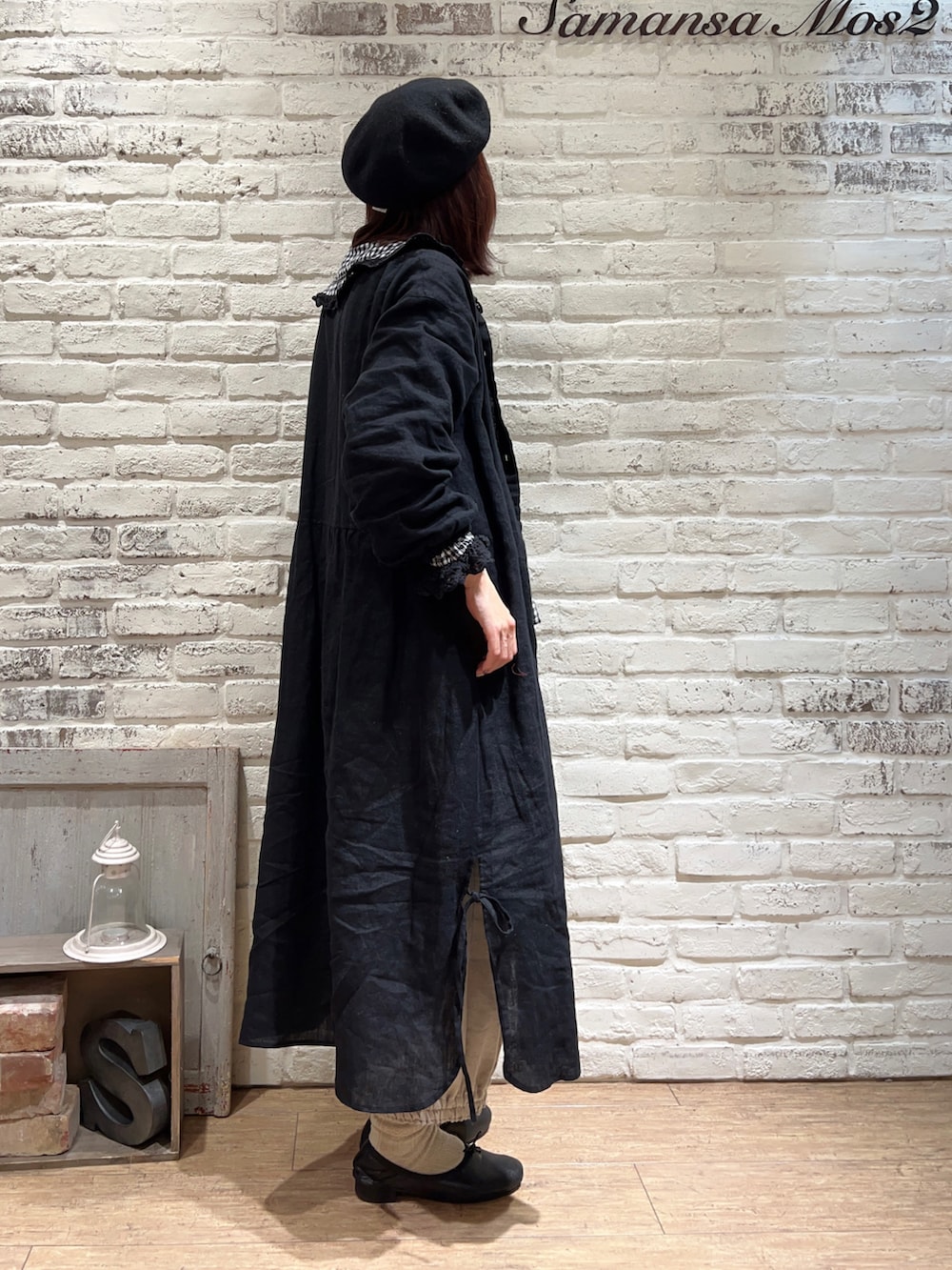 ブラック系のTシャツ/カットソー、グレー系のシャツ/ブラウス、ブラック系のワンピースを着用したレディースの冬コーディネートの3枚目の写真