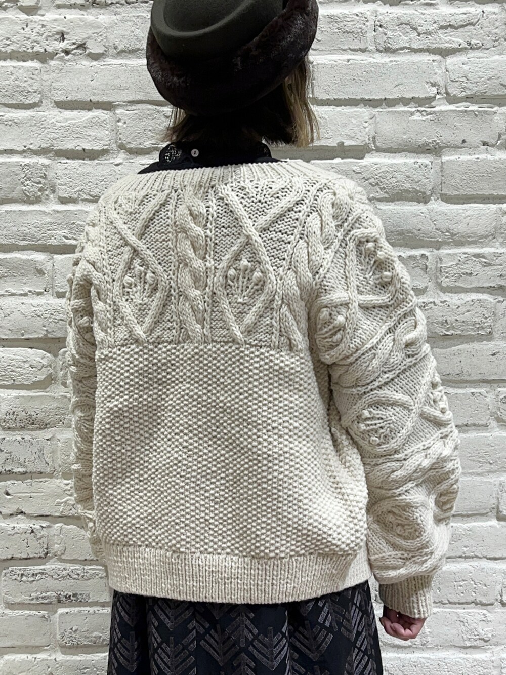 ブラック系のシャツ/ブラウス、ホワイト系のカーディガン/ボレロ、ブラック系のワンピースを着用したレディースの秋コーディネートの5枚目の写真