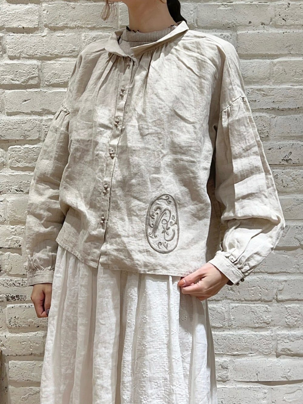 ベージュ系のTシャツ/カットソー、ベージュ系のシャツ/ブラウス、ベージュ系のドレスシューズを着用したレディースの冬コーディネートの3枚目の写真