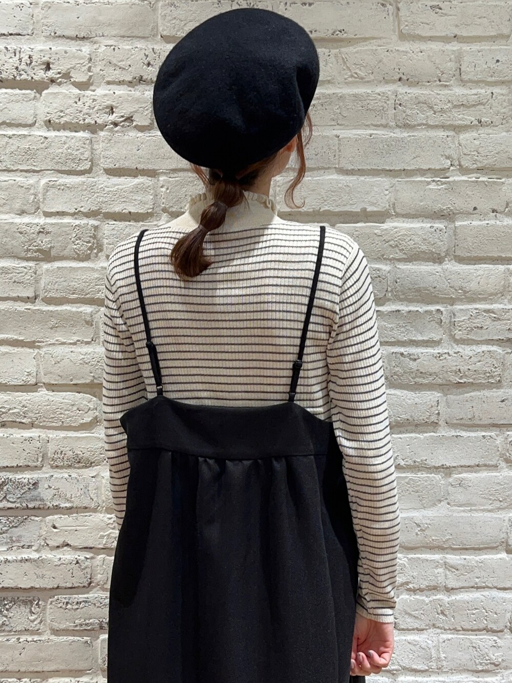 ホワイト系のニット/セーター、ブルー系のカーディガン/ボレロ、ブラック系のワンピースを着用したレディースの秋コーディネートの5枚目の写真