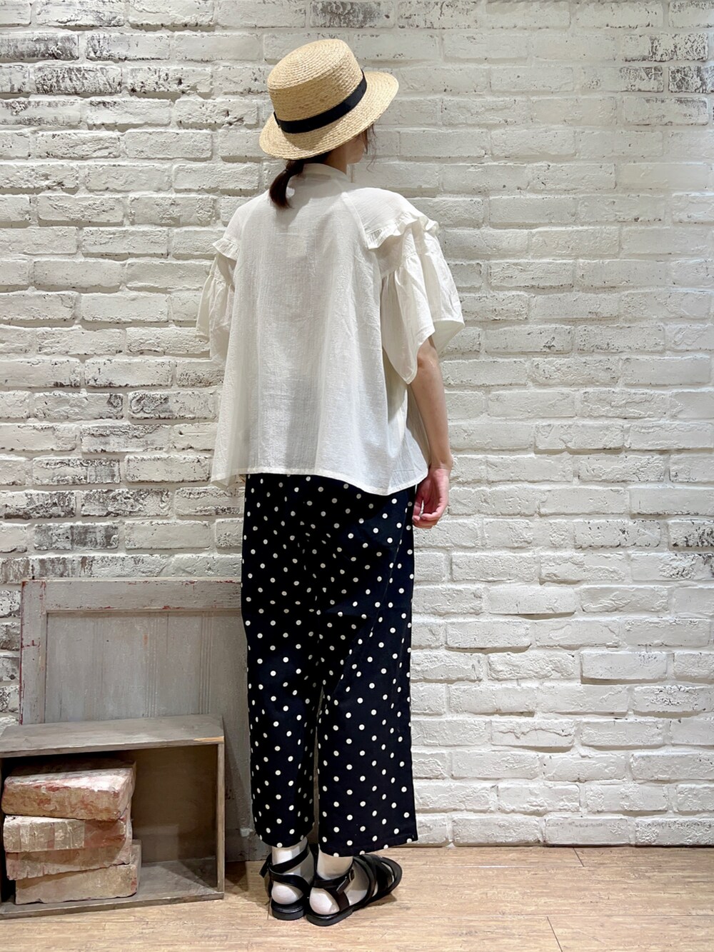 ホワイト系のシャツ/ブラウス、ブラック系のハンドバッグ、ブラック系のその他パンツを着用したレディースの秋コーディネートの4枚目の写真