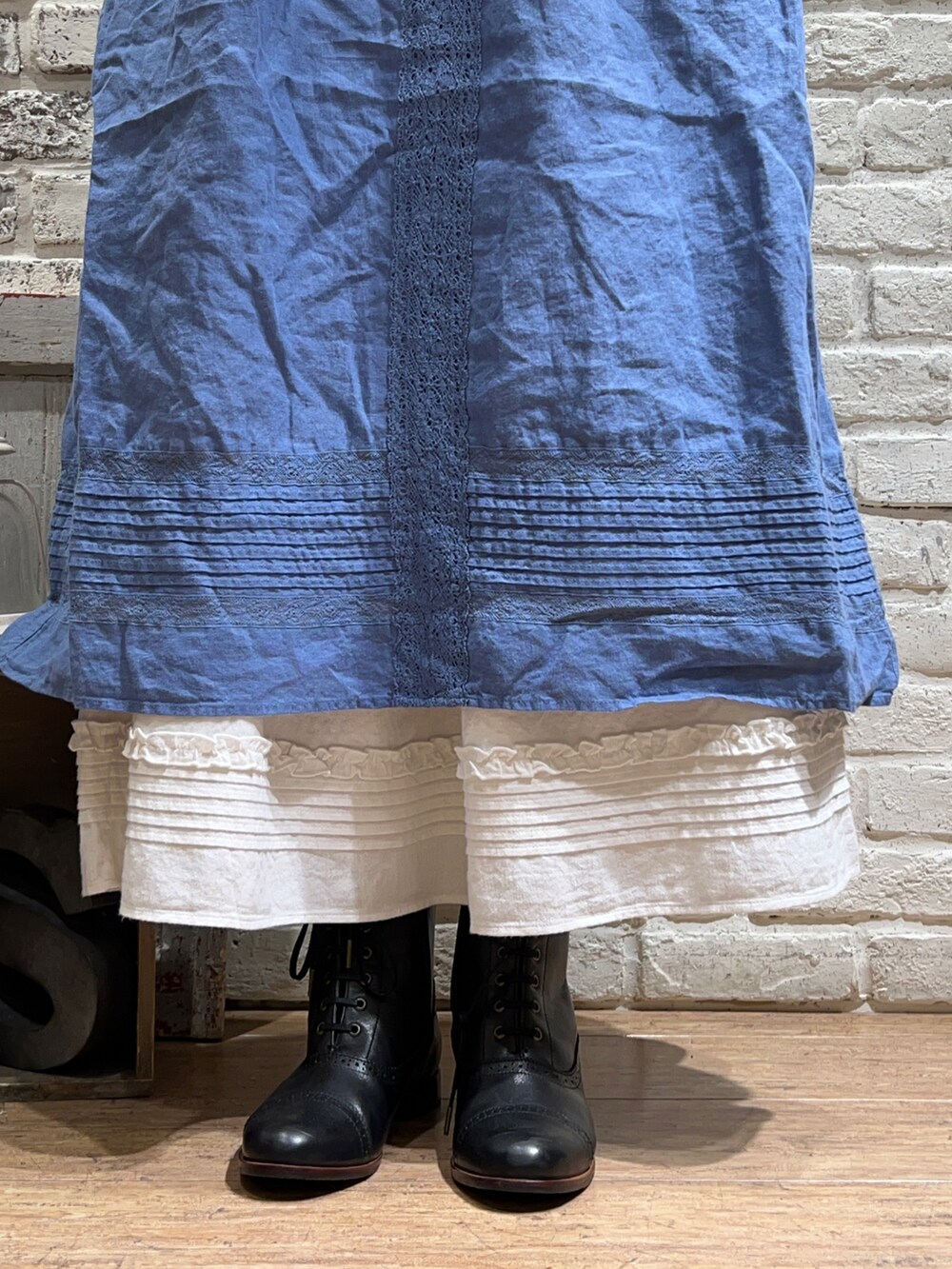 ブルー系のワンピース、ホワイト系のスカート、ブラック系のシューズを着用したレディースの冬コーディネートの5枚目の写真