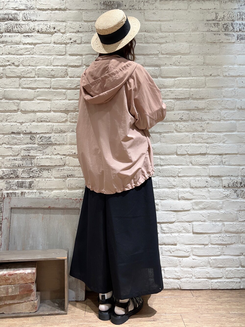 ホワイト系のTシャツ/カットソー、ピンク系のブルゾン、ベージュ系のハンドバッグを着用したレディースの春コーディネートの4枚目の写真