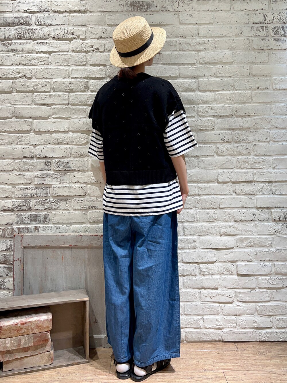 ホワイト系のタンクトップ、ホワイト系のTシャツ/カットソー、ブラック系のベストを着用したレディースの春コーディネートの4枚目の写真