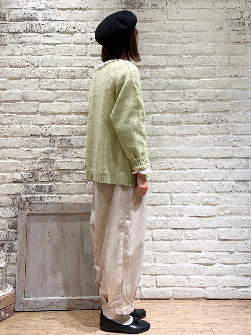 ホワイト系のシャツ/ブラウス、グリーン系のカーディガン/ボレロ、ベージュ系のその他パンツを着用したレディースの冬コーディネートの3枚目の写真