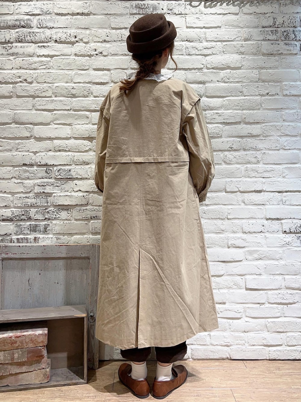 ブラウン系のその他パンツ、イエロー系のローファー、ブラウン系のベストを着用したレディースの秋コーディネートの3枚目の写真