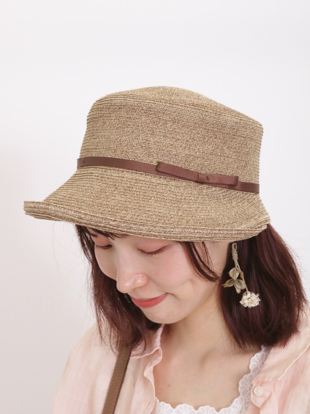 「サマンサ モスモス(Samansa Mos2)、Samansa Mos2、SM2、夏コーデ、ゆるコーデ、カジュアルコーデ、ピンク、シアートップス、シアーシャツ、リネン、レース、レーススカート、ペーパーハット、ショルダーバッグ、サンダル」|「Samansa Mos2のリネンシアーシャツ(シャツ/ブラウス、ピンク系)」を使った、いっしき🐻さん(レディース・164cm)の春コーディネートの4枚目の写真