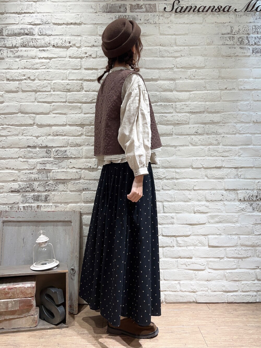 ベージュ系のシャツ/ブラウス、ブラック系のスカート、ベージュ系のドレスシューズを着用したレディースの冬コーディネートの3枚目の写真