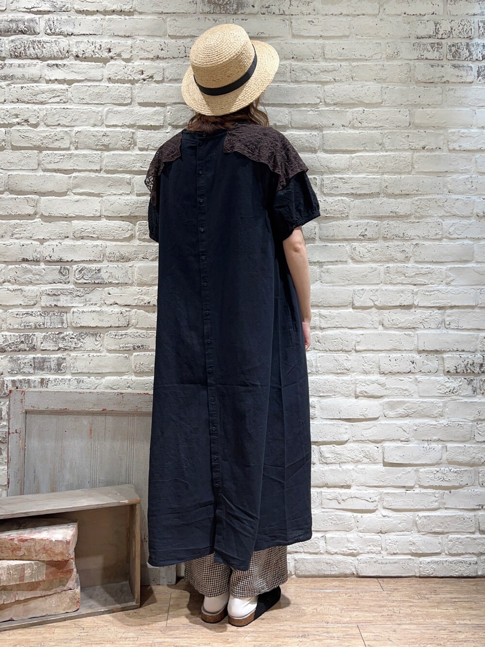ブラック系のTシャツ/カットソー、ブラック系のワンピース、ブラック系のハンドバッグを着用したレディースの夏コーディネートの4枚目の写真