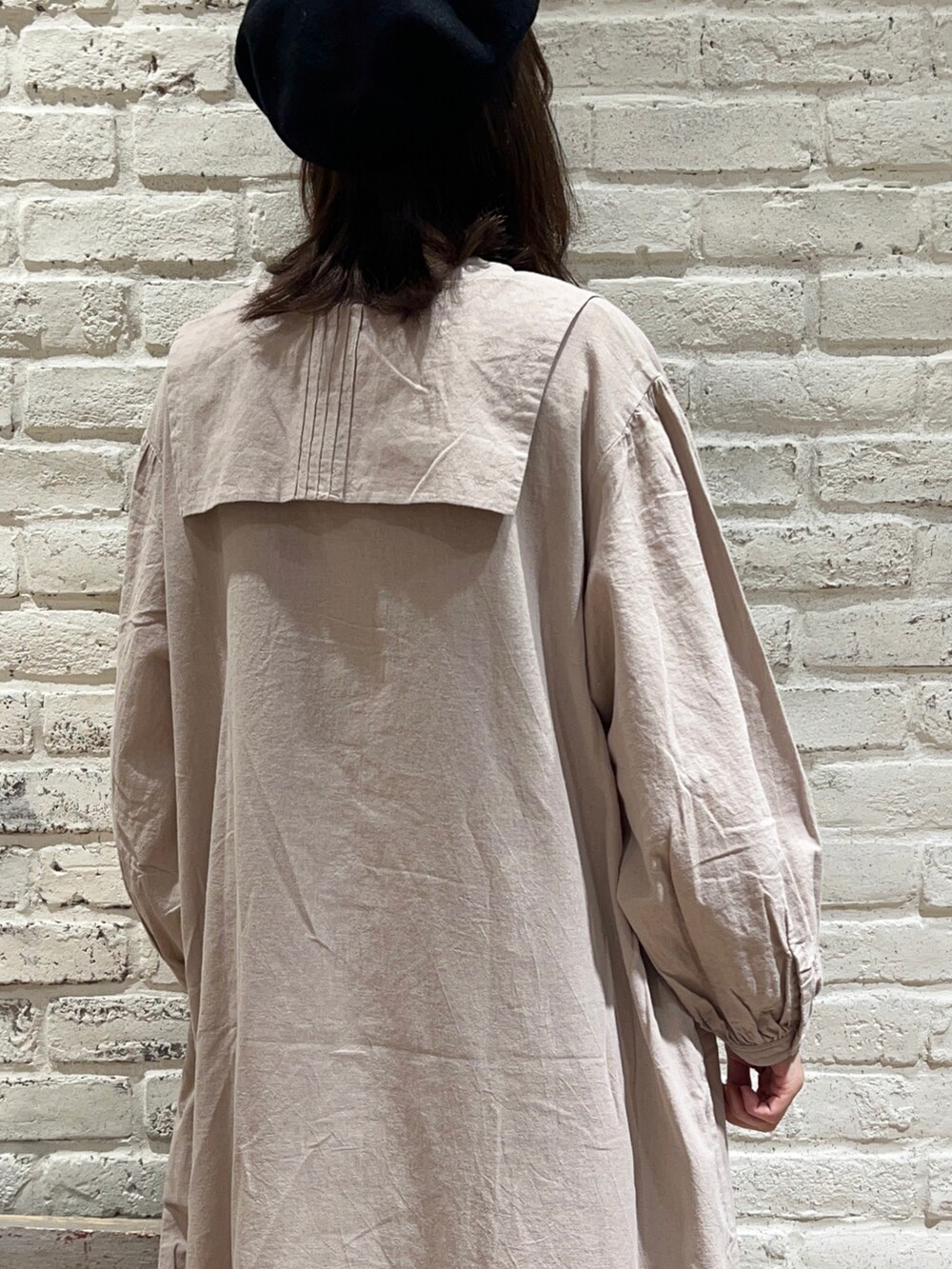 ベージュ系のワンピース、グレー系のその他パンツ、ブラック系のドレスシューズを着用したレディースの秋コーディネートの4枚目の写真