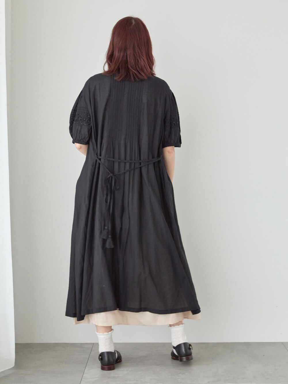 「サマンサ モスモス(Samansa Mos2)、Samansa Mos2、SM2、TSUHARU by Samansa Mos2、夏コーデ、ゆるコーデ、レイヤードスタイル、リネン、レース、ワンピース、パフスリーブ、ガーリー、サンダル、メッシュサンダル、サンダルに靴下」｜「TSUHARU by Samansa Mos2のリバーレーススタンド襟ブラウス（シャツ/ブラウス、ホワイト系）」を使った、いっしき🐻さん（レディース・164cm）の春コーディネートの4枚目の写真