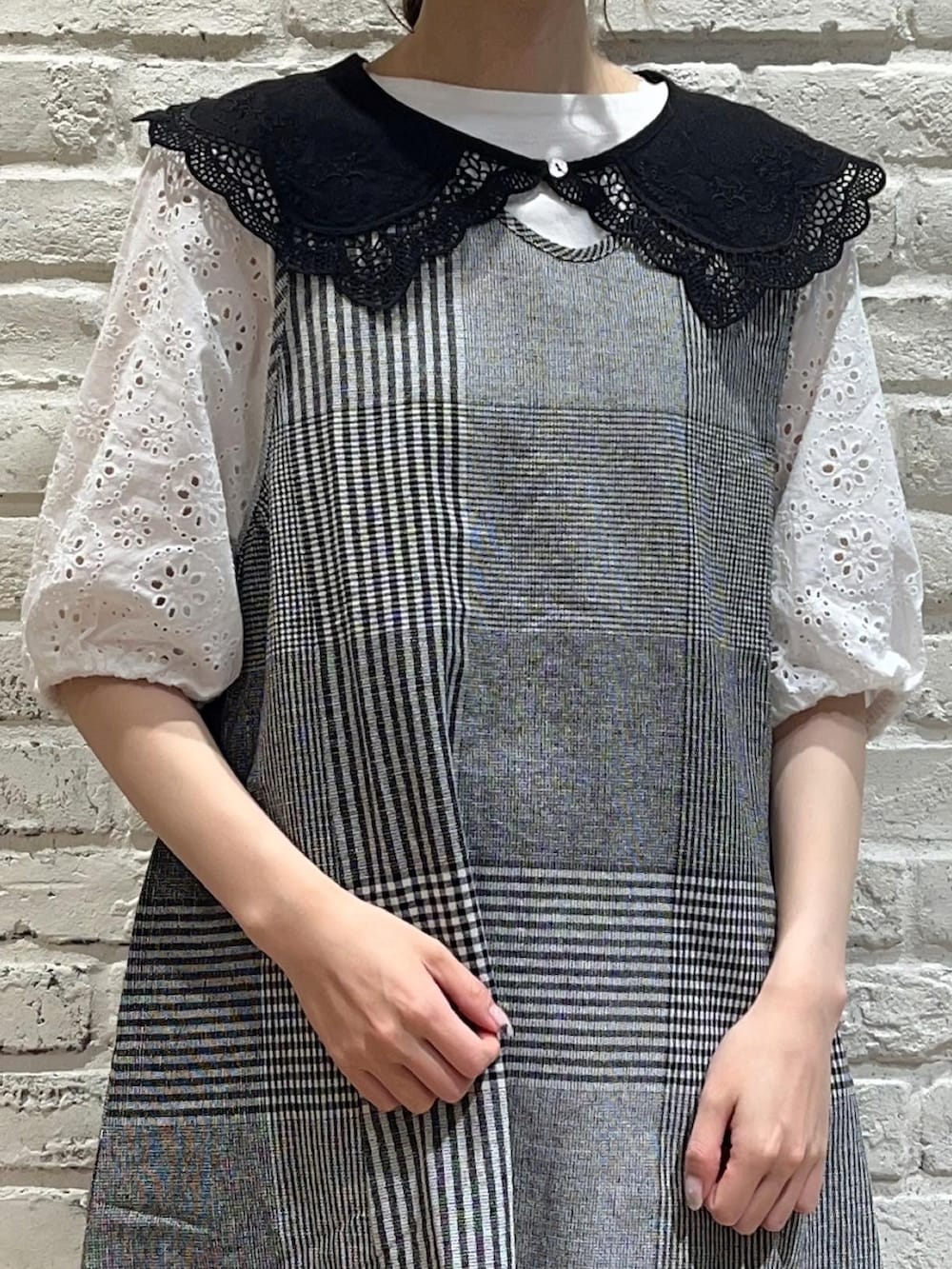 ホワイト系のTシャツ/カットソー、ホワイト系のニット/セーター、ブラック系のワンピースを着用したレディースの夏コーディネートの2枚目の写真