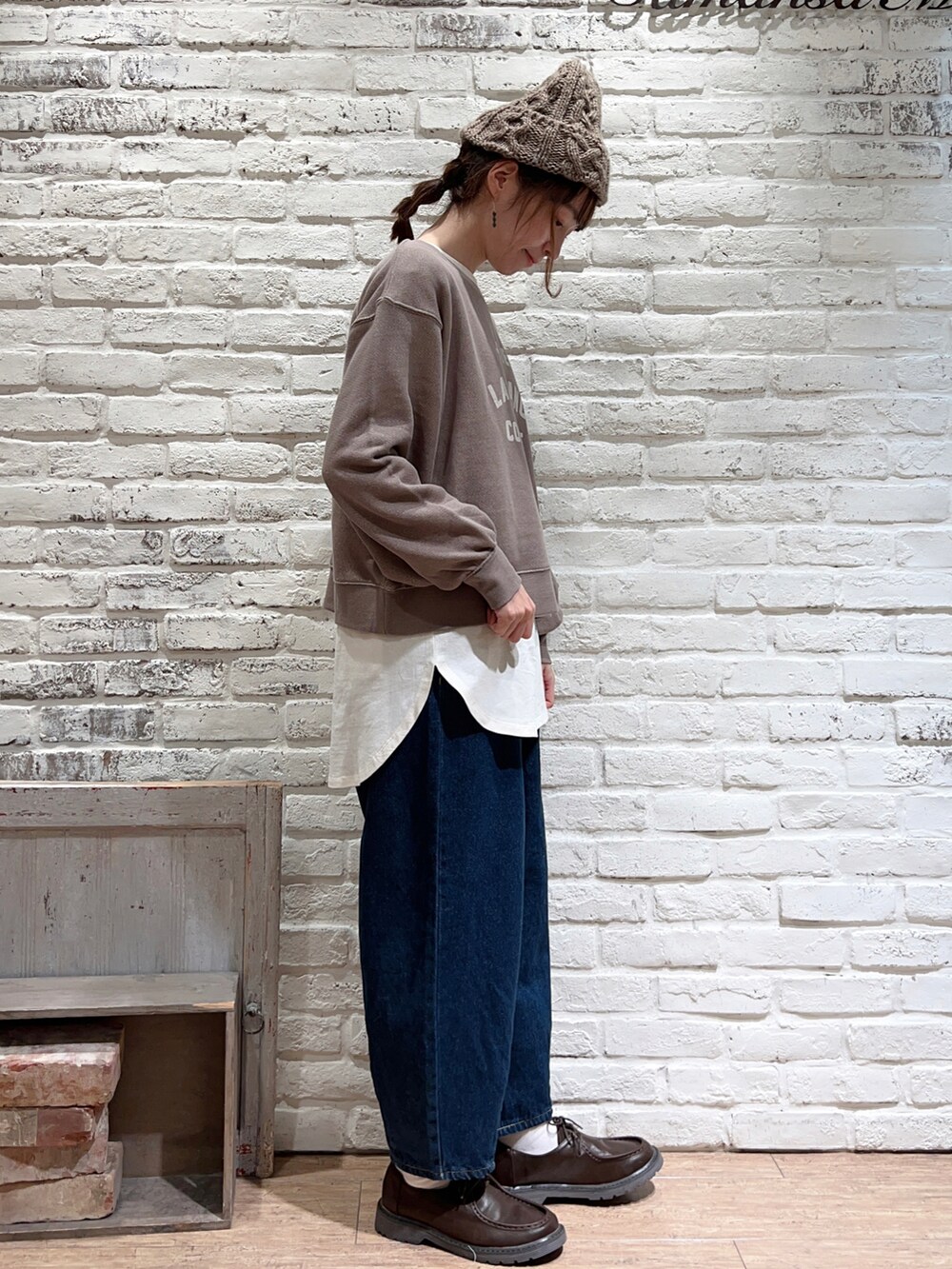 ベージュ系のTシャツ/カットソー、ブルー系のデニムパンツ、ブラウン系のその他シューズを着用したレディースの秋コーディネートの3枚目の写真