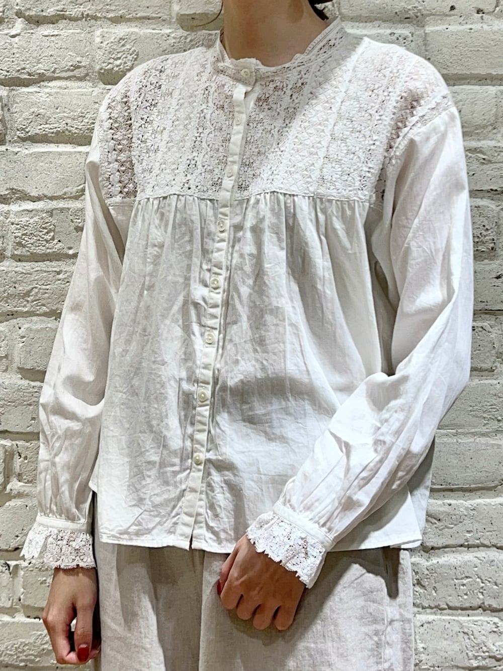 ホワイト系のシャツ/ブラウス、ブルー系のワンピース、グリーン系のスカートを着用したレディースの秋コーディネートの3枚目の写真